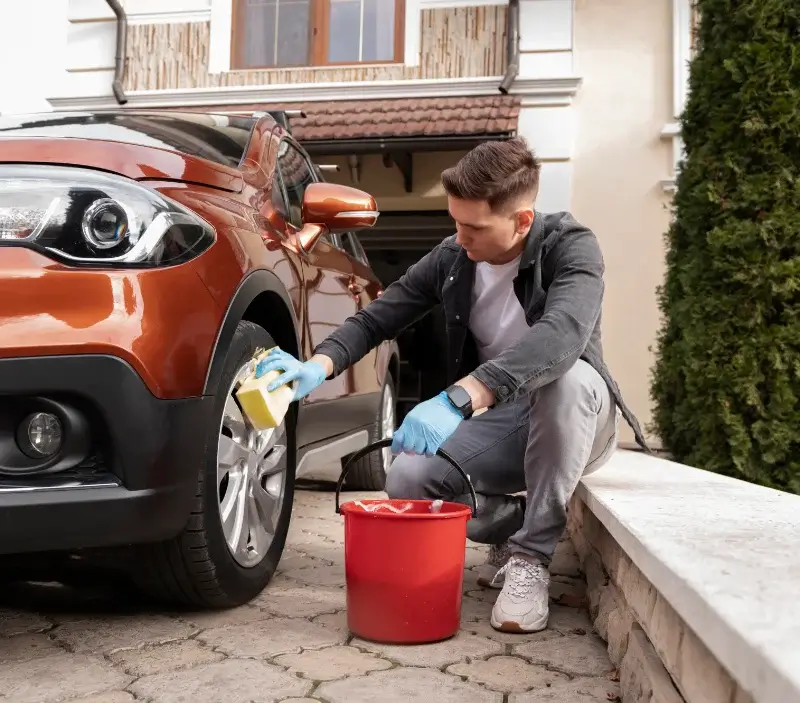 Lavage auto à domicile Leucamp : professionnel intervenant sur un véhicule